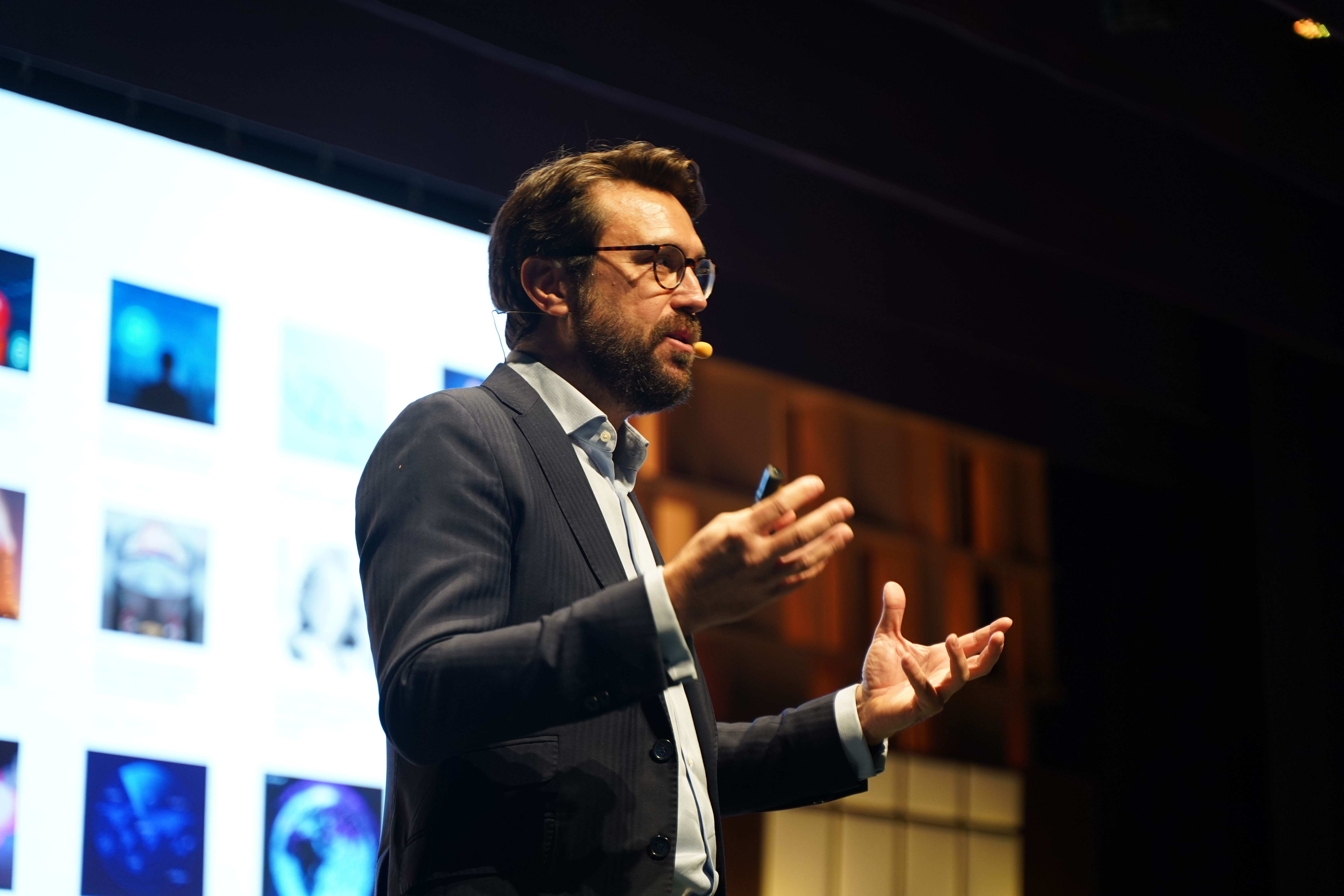 Óscar de la Torre — AI Strategist y VibeCoding Instructor